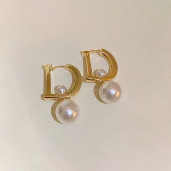 Европейская и американская женская металлическая жемчужная клипса для ушей с буквой D с гальваническим покрытием One Style для сережек в классическом стиле двойного ношения